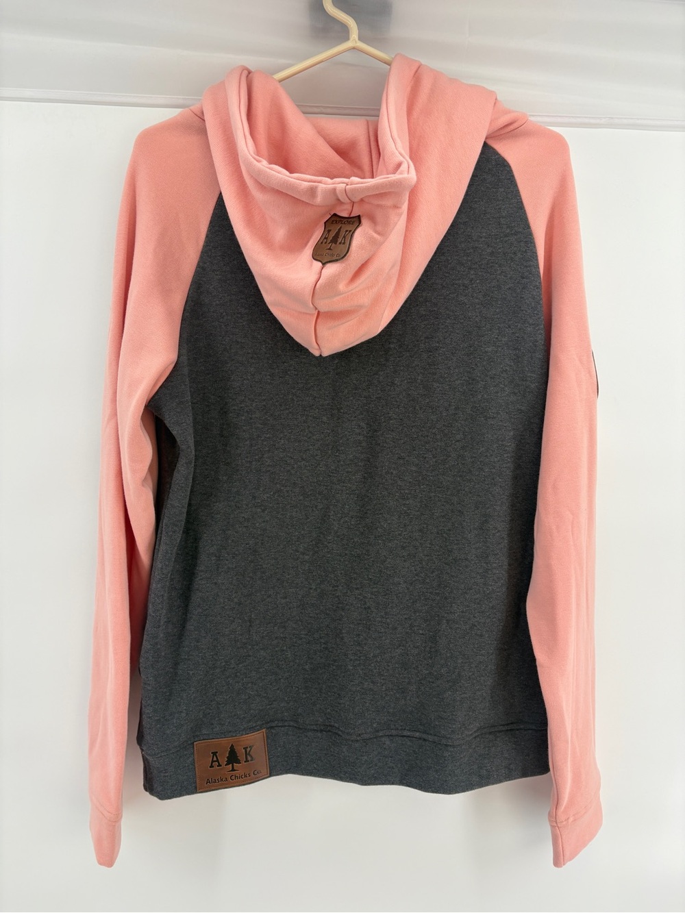 Alaska Chicks Co. Women’s M Pink Gray Colorblock Hoodie Raglan Logo Pockets - Picture 7 of 7